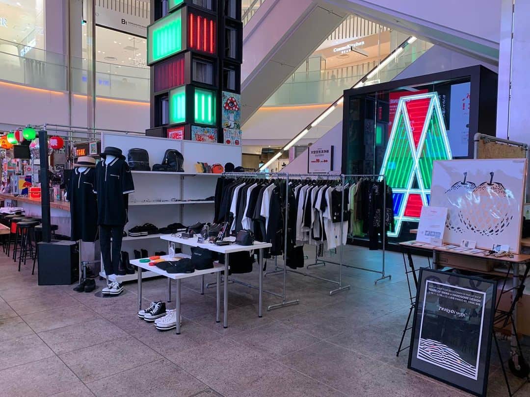 のインスタグラム：「明日からPOP UP SHOP TOUR in 大阪、スタートです!! コラボアイテム、新作アイテムもご用意して店頭にて皆様のご来店をお待ちしておりますので宜しくお願い致します!!  TEARS OF SWAN POP UP SHOP TOUR 2023 in OSAKA/W POP UP SHOP  TEARS OF SWAN×HANDSOME DESIGN  DAY:2023.5/19(fri)〜28(sun) TIME:11:00〜21:00 SHOP:心斎橋PARCO B2 TANK酒場 PLACE: 大阪府大阪市中央区心斎橋筋1-8-3   心斎橋PARCO B2 TEL:06-6786-8150 WEB: www.tearsofswan.com  @tears_of_swan  #tearsofswan  @handsomede  #handsomedesign @tanksakaba  #タンク酒場 @parco_shinsaibashi_official  #parco_shinsaibashi  #心斎橋parco  #popupshoptour #popupshop」