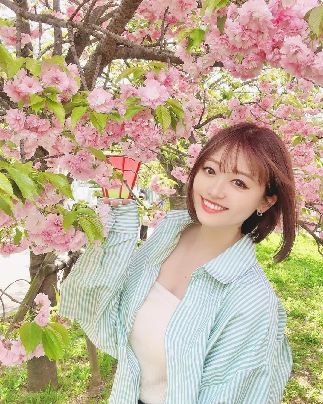 浜田くるみのインスタグラム：「造幣局の丸っこいサクラ🌸📸 . . . #桜 #sakura #さくら #造幣局桜の通り抜け  #大阪造幣局 #関西サロンモデル #関西サロモ #関西フリーモデル #ビジョビ  #오늘의코디#스트릿패션#패션스타그램#모델 #비키니 #수영복#섹시 #泳裝 #make#makeup#instagood#f4f #japanesegirl #asiangirls #l4l #follow #cherryblossom」