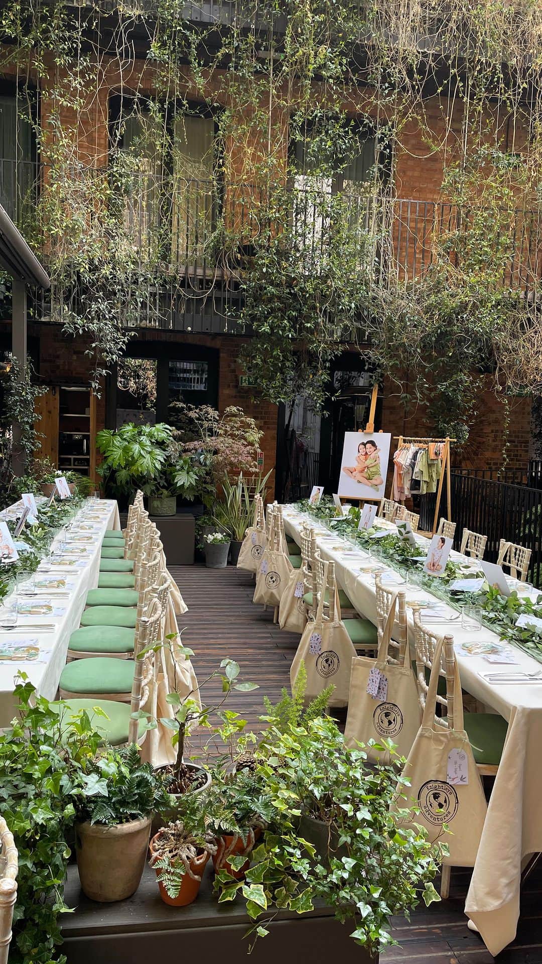 サム・フェアーズのインスタグラム：「Wow what an amazing morning celebrating the launch of SS23 @knightleyadventures ✨ Thank you to all my gorgeous family, friends, colleagues & the KA team for making this all happen 🙏 We’re available now across 600 UK stores @fandfclothing @tescofood 🫶」