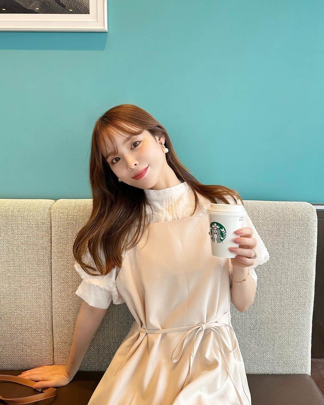 磯田 ひかる(Hikaru Isoda) のインスタグラム：「こんばんは🧸🌙 今週は急に暑くなりましたね🫨 みなさん体調崩さないように...  この日のコーデ、ストーリーにアップしたら質問が多かったもの🤍  気づいたらキャミワンピ率が高くなります🥺♡ 明日は金曜日、あとちょっと頑張りましょ〜✨  【着用アイテム】 Dress @classicalelf_official   リネンライクマルチwayロングキャミワンピ アイボリー Mサイズ ¥3,999税込  Tops @grl_official  花柄ジャガードバックリボンパフスリーブブラウス[gm647] カラー :アイボリー サイズ :M  Shoes @dianashoespress  Bag @paris64world   ------------------------------ picaru：162cm / 骨格ウェーブ 1st ブライトスプリング 2nd ブライトサマー  大人可愛いスタイルアップコーデ ヘアメイクを合わせた トータルスタイリングを提案🤍  不定期にストーリーで ファッションお悩み相談募集中🥰 ------------------------------  他の投稿を見る→【@picaruuu】」