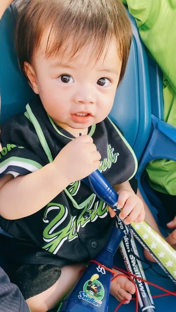 菅長愛子のインスタグラム：「🐥〜⚾︎📣  #東京ヤクルトスワローズ  試合観戦は何度も行ってるんだけど、 ついに！ユニフォーム着て観に行ってきました⚾︎  この日のためにほくてんにメガホン持たせて叩く練習させてた🤫 バッチリ応援できてた👏🏻✨✨  前の席のお姉さんに「将来は野球選手だね！」と言われたのですが。 旦那がほくてんにサッカーやらせたいのはここだけの話🧔🏻‍♂️  楽しそうに声出して、メガホン叩いたり、手パチパチしたりして 翌日だいぶ遅めの起床でした👦🏻💭  またみんなで応援行こうね〜⚾︎  #赤ちゃん写真 #ママスタグラム #ママデビュー #男の子ママ #寅年ベビー #令和4年ベビー #男の子ベビー #ベビスタグラム #成長記録 #育児日記 #11ヶ月ベビー #6月生まれ #6月生まれベビー #赤ちゃん #赤ちゃんのいる生活 #ベビーフォト #生後11ヶ月 #ままのて #野球観戦 #神宮球場」