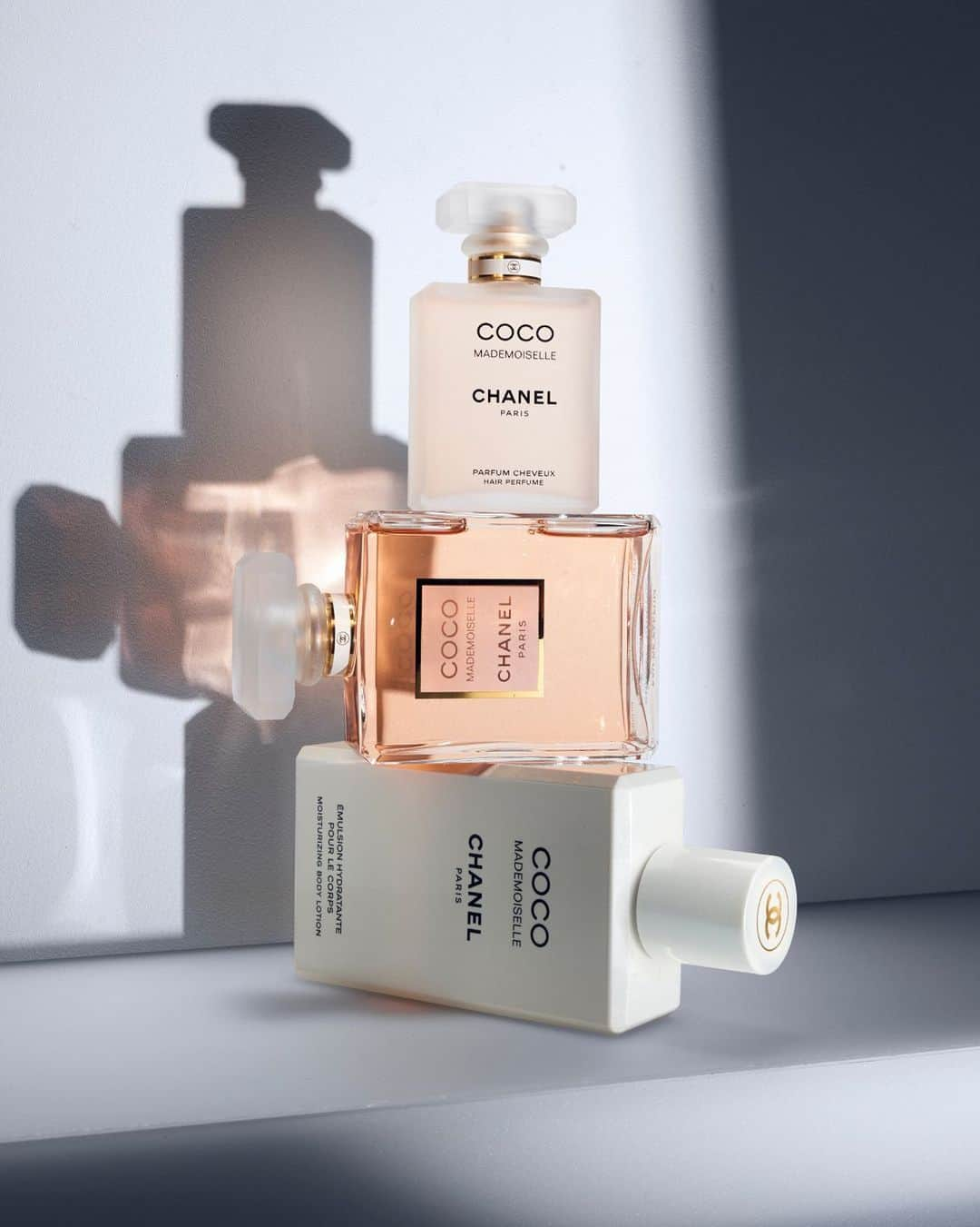 シャネルさんのインスタグラム写真 - (シャネルInstagram)「Who are you COCO MADEMOISELLE? Accentuate the ambery-fresh trail of COCO MADEMOISELLE Eau de Parfum with new COCO MADEMOISELLE Hair Perfume and COCO MADEMOISELLE Moisturizing Body Lotion.  #CocoMademoiselle #CHANELFragrance」5月18日 21時42分 - chanelofficial