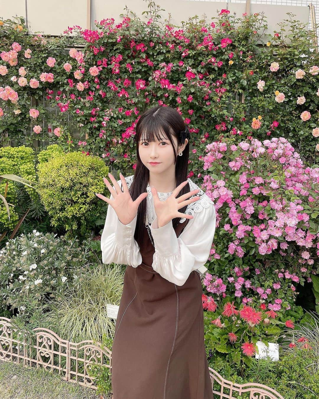 一宮彩夏さんのインスタグラム写真 - (一宮彩夏Instagram)「𓅫𓂃𓅫𓂃𓅫 ⁡  ⁡ ⁡お花いっぱいだった🌷 ⁡ ⁡ ⁡ #jamscollection #ジャムズ #一宮彩夏  #ぱっつん前髪 #outfit #photooftheday #selfie #instagood#portrait #instafhoto #idol  #japanidol #ootd #ootdfashion#自撮り#ワンピースコーデ」5月18日 21時43分 - ichimiya_sayaka