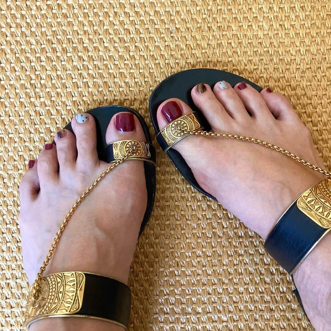 仁科由紀子のインスタグラム：「今日は夏のような暑さでしたね☀️  素足にサンダルを履きたくて､つま先に初めてジェルネイルシールをつけてみました。  ネイルシールを貼って、切って、LEDライトをあてるだけ...ふむふむ。  可愛い。割と雑な私でも､イイ感じの出来上がりに嬉しくなる😊  すごくイイかも✨  #essimo #ジェルネイルシール」