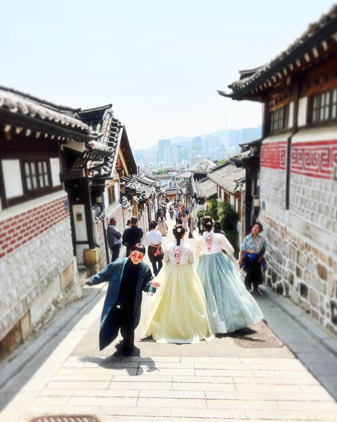 たむらぱんさんのインスタグラム写真 - (たむらぱんInstagram)「#🇰🇷 で、わちゃわちゃしてきました。 お久しぶりや初めましての友だち、通りすがりの人との交流もあって、おしなべて刺激のある日々でした。韓国語で挨拶をするようにしてたら韓国語が話せると思われてそこから韓国語で話し始まるのだけど、もちろんそのとき私はすっかり、ただの無口。気を遣わせるという始末にややこしいからやめてと友だちに言われました笑　コミュニケーション🫶  #韓国 #韓国語 #キムチ #ビール #kore #kimchi #craftbeer」5月18日 21時55分 - _tamurapan_