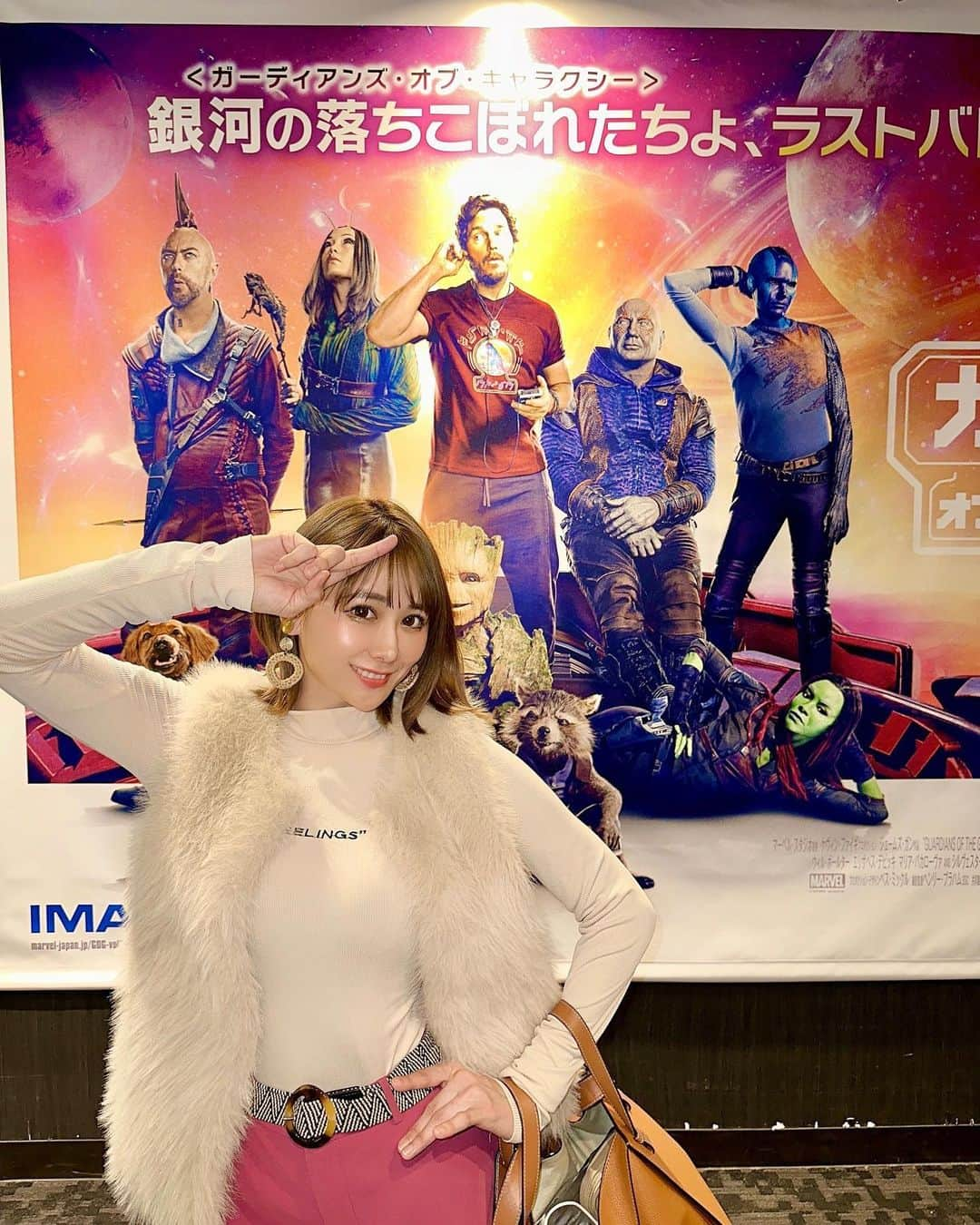 日向カンナのインスタグラム：「ガーディアンズ・オブ・ギャラクシー3をやっと観に行けました✨✨✨  書きたいことは山程ありますが、控えめに言って最高の映画でした😭✨✨曲も今回も最高です✨  大好きなmarvel作品の中でも「仲間」「家族」への感情を、こんなにもコメディテイストに涙させてくれるガーディアンズは、私の人生に欠かせない作品です🥹✨✨  3を観てから、1・2を観返したら、色んなところにパーツが落ちてて、また違う台詞に聞こえてくるシーンがたくさんなの！ 3の前にも観直して行くと、より面白いかも🤭✨✨大事な台詞いっぱいあるから、聞きこぼさないようにですね🙌🏻  ガーディアンズのキャラクターは全員インパクト強過ぎるキャラばかりだけど、1と3で真逆な位全員の心が変わってて、不器用だけど仲間想いなガーディアンズが大好き❗️  銀河の落ちこぼれたち。 キャッチフレーズも最高🤭✨✨ 私も落ちこぼれなりに、足掻いて自分の正義を貫こうと思いました🙌🏻  大好きを贅沢に味わいたく、初のIMAX VIPシート🥰 6500円も高くないぞっと思わせてくれる作品でした✨✨（普通なら高くて恐れ多いぞよ。。）  残り1着のグルートのパーカーも即GETして、今だに余韻に浸っているカンナなのでした☺️🪴 大好きな世界に浸ると長いんです〜 ガーディアンズプレイリストを聞きながら，朝準備するのが日課です♪  クイル、やっぱ大好きだなぁ〜❤️ マンティスも好き❤️ 早く2回目観に行きたいなぁ☺️  #ガーディアンズオブギャラクシー #marvel #マーベル #ガーディアンズオブギャラクシーリミックス #映画好きな人と繋がりたい #映画鑑賞 #映画レビュー #映画記録 #映画好き #ヒーロー #趣味の時間 #癒しの時間 #vip  #원스 #데일리패션  #소통 #데일리룩 #일상  #love #instagood  #followme  #japan #tokyo #大人可愛い #大人女子  #インフルエンサー #ダンサー #タビジョ #笑顔が人を幸せにする」