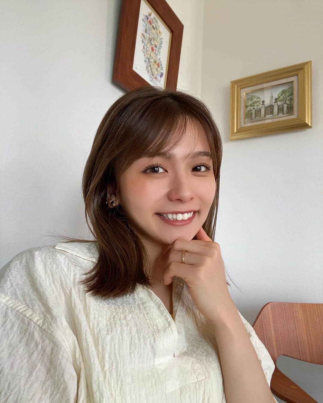 足立佳奈のインスタグラム：「最近焼けた？って言われるけど、 オレンジチークいれてます。笑笑🍊  #今日の足立」