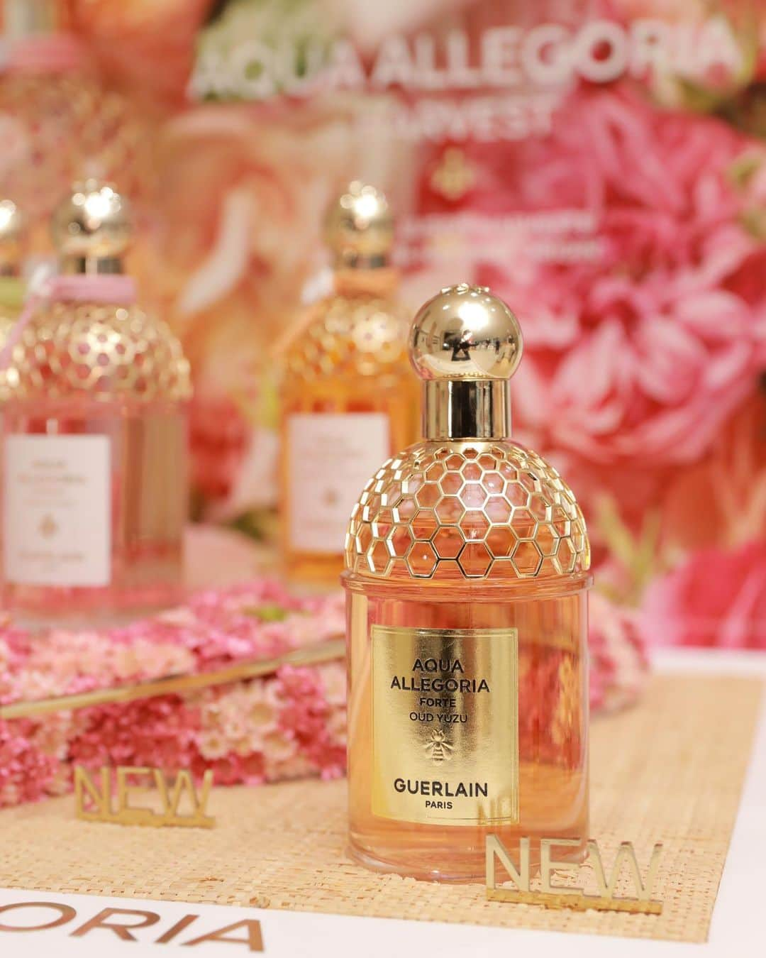 横田ひかるさんのインスタグラム写真 - (横田ひかるInstagram)「GUERLAIN 🍯🌷  2023年の「世界ミツバチの日」を祝し、人気美容液「アベイユ ロイヤル アドバンスト ウォータリー オイル」限定パッケージもとても可愛かったです。日本に馴染み深い素材のゆずの香りの香水「アクア アレゴリア フォルテ ウード ユズ」が世界先行発売になりました。ウッドの香りもして落ち着きのある香りが好みでした~  "ゲラン ビー ガーデン" 5/17-23  伊勢丹新宿店本館1階ザ・ステージ  @guerlain   #ゲラン #アベイユロイヤル #アクアアレゴリア #世界ミツバチの日 #pr」5月18日 21時50分 - _rncn950805