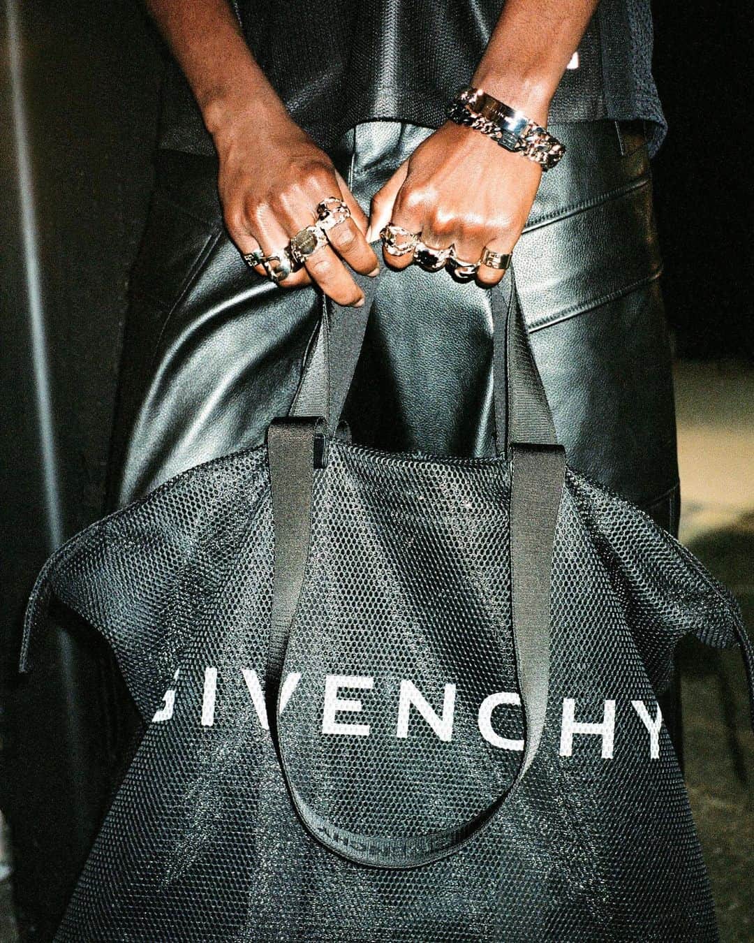ジバンシィさんのインスタグラム写真 - (ジバンシィInstagram)「large g-shopper tote bag in mesh」5月18日 22時03分 - givenchy