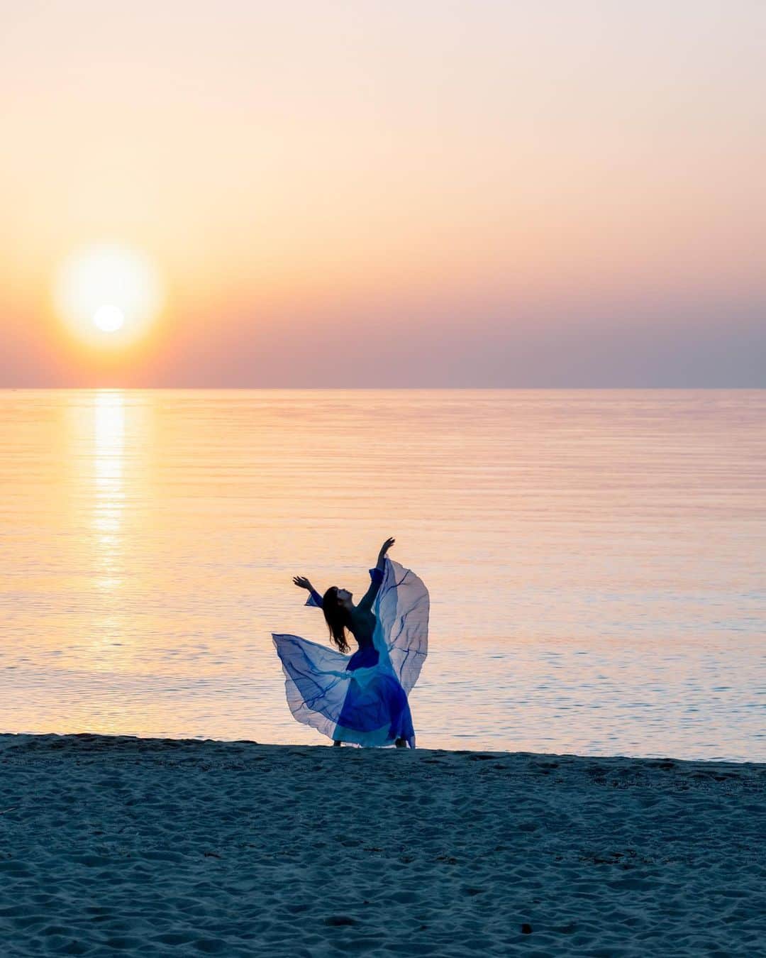 shabonのインスタグラム：「* . . . . . 暑くなると海に行きたくなります🏖️ （朝か夕方だけ😂笑） . . model : @kozuekawabe . . FUJIFILM X-T5 /  XF50-140mm F2.8 R LM OIS WR . . . . . . . *」