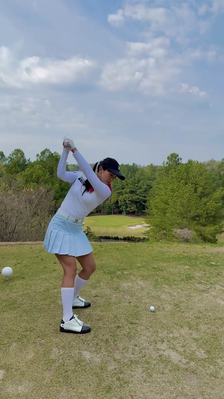 のインスタグラム：「こちらは先日の動画ですが今日はノーボギーの5アンダーでした🥰⛳️ 決めた気づきを毎ショット意識してプレーできた事が良かったです🥰🍀早朝ゴルフで3時間弱で回れちゃいました🥺自分のゴルフもコツコツ地道に頑張ります🥰💖良いプレーのご報告が出来ますように…🥰🌸🌟  #ゴルフ #アイアンショット #ゴルフスイング  #golf #golfswing #ironshot  #スマートホールディングス株式会社 #フロンティアの介護  #株式会社湘南貿易 #deoair  #lynx #ANEW」