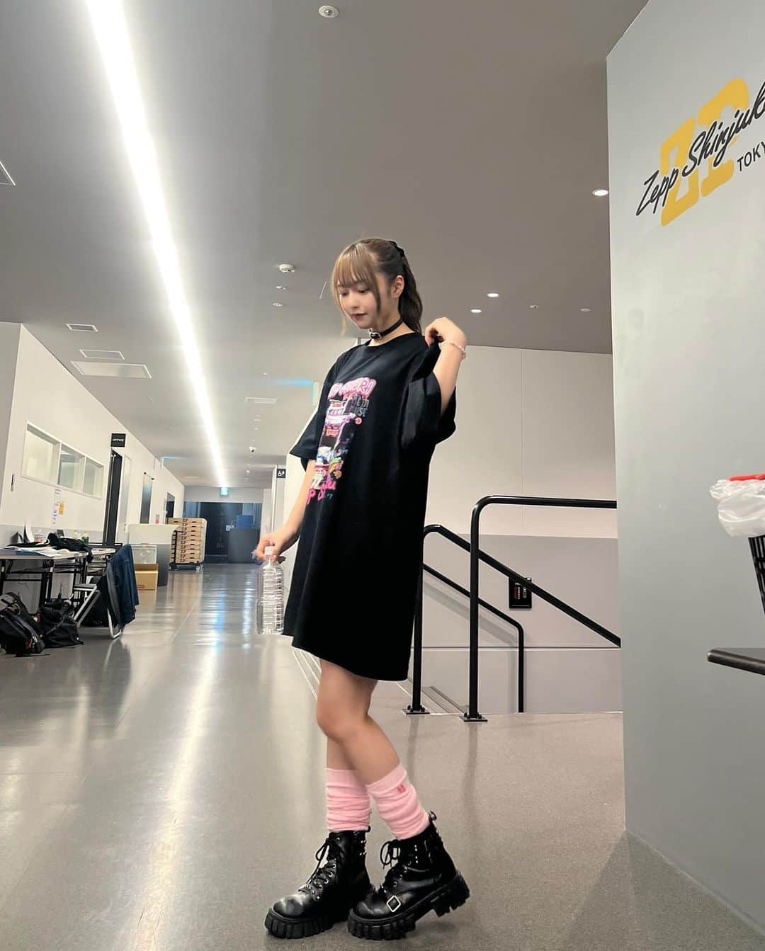 鎮目のどかのインスタグラム：「歌舞伎町大森靖子祭  全身靖子ちゃんのグッズ〜！ ♡デコトラT、超ルーズソックス♡ かわいいい  ピンクのサイリウムがキラキラしててすっごく綺麗だったなぁ…💖みんなの熱量をこれまでにないくらいめちゃくちゃ感じました、凄すぎた、！  ありがとうございました！」