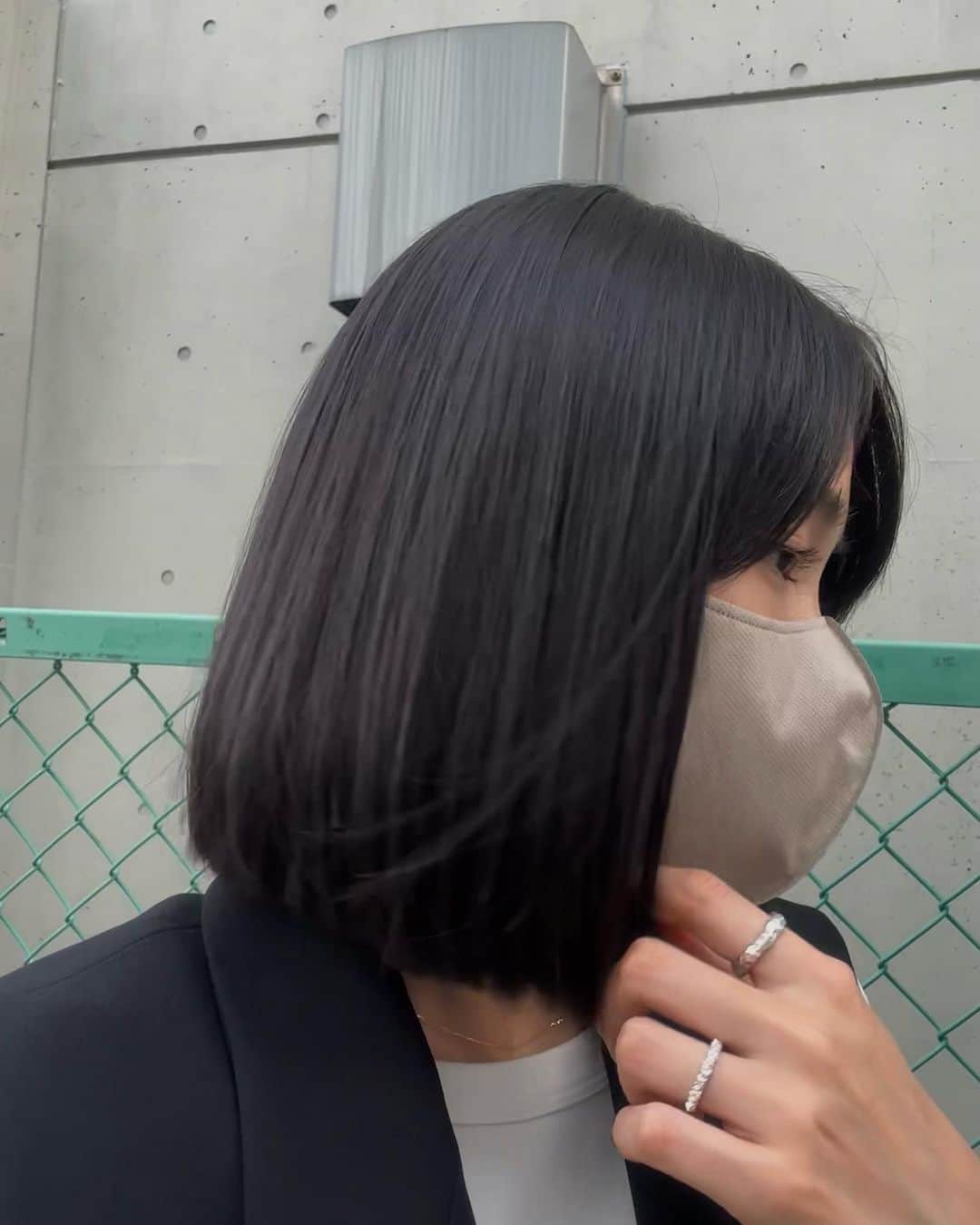 Alisaのインスタグラム：「new me💇🏻‍♀️ 何年かぶりに髪を短くしてスッキリ！ 20~30cmは切ったかな？  人生ほぼロングでまだ自分で全然見慣れないけど笑 理想通りにしてもらえて大満足です🌿  #hairstyle#ボブ#ボブスタイル」