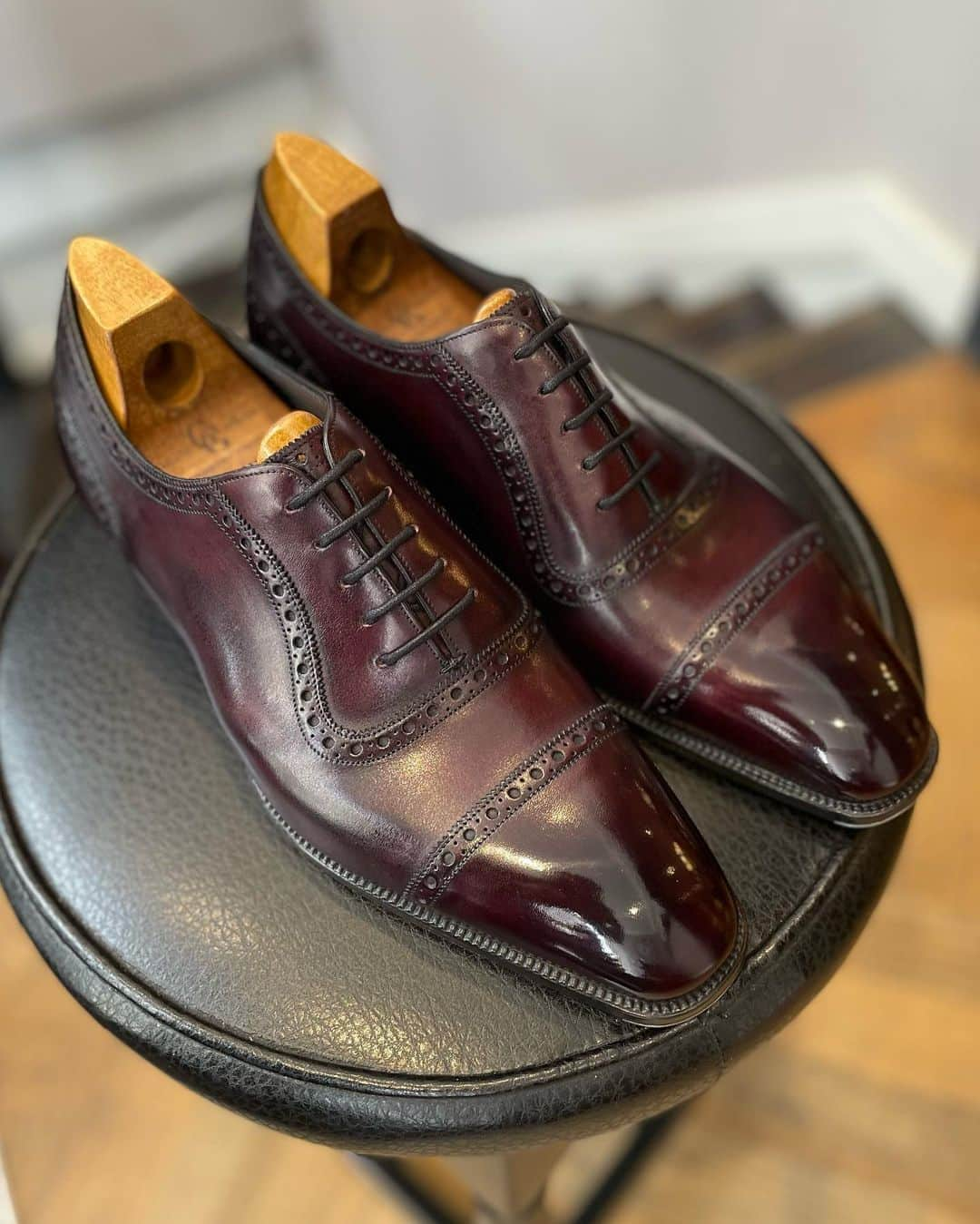 ガジアーノ&ガーリングさんのインスタグラム写真 - (ガジアーノ&ガーリングInstagram)「A lovely pair of Optimum MTO🍷  Model: St James I Leather: Vintage Rioja Last: MH71  Final 2 weeks to take advantage of no MTO Fee on the St James 1/2 models via MtO or Optimum.  what’s your ideal St James model?  #gazianogirling #ggstjamesii #ggoptimum #madeinengland #ggmh71  #mensshoes」5月18日 21時57分 - gazianogirling