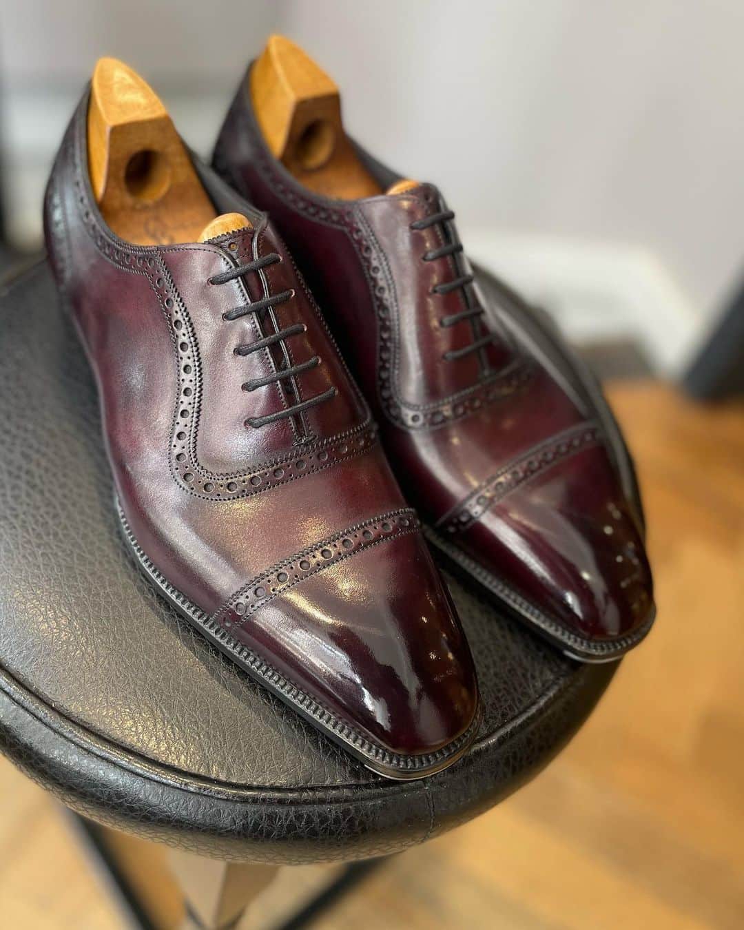 ガジアーノ&ガーリングのインスタグラム：「A lovely pair of Optimum MTO🍷  Model: St James I Leather: Vintage Rioja Last: MH71  Final 2 weeks to take advantage of no MTO Fee on the St James 1/2 models via MtO or Optimum.  what’s your ideal St James model?  #gazianogirling #ggstjamesii #ggoptimum #madeinengland #ggmh71  #mensshoes」