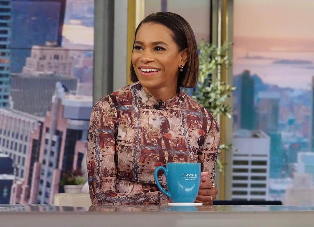 Kelly McCrearyのインスタグラム：「Huge thank you to @theviewabc for having me on to chat about Maggie Pierce and tonight’s Grey’s Anatomy season finale! I had the best time sitting at that iconic table chatting with legends. Hope I didn’t cry on you too much, Whoopi. 😭🙌🏾Link in bio for full segment.   Beautification team: 💄: @nickbarose 💇🏽‍♀️: @marjthestylist and @elizabeth.semande 👗: @andriamichellebush」