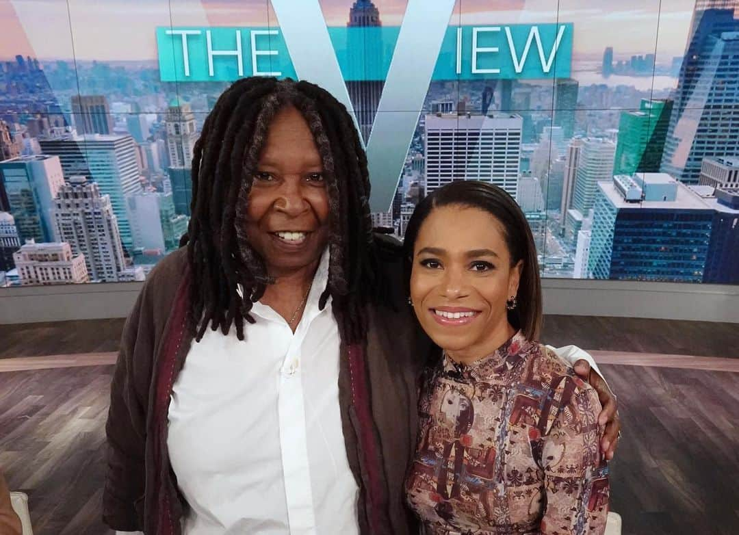 Kelly McCrearyさんのインスタグラム写真 - (Kelly McCrearyInstagram)「Huge thank you to @theviewabc for having me on to chat about Maggie Pierce and tonight’s Grey’s Anatomy season finale! I had the best time sitting at that iconic table chatting with legends. Hope I didn’t cry on you too much, Whoopi. 😭🙌🏾Link in bio for full segment.   Beautification team: 💄: @nickbarose 💇🏽‍♀️: @marjthestylist and @elizabeth.semande 👗: @andriamichellebush」5月18日 21時57分 - seekellymccreary