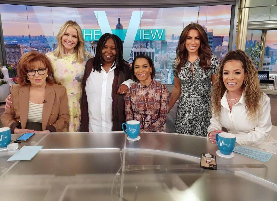 Kelly McCrearyさんのインスタグラム写真 - (Kelly McCrearyInstagram)「Huge thank you to @theviewabc for having me on to chat about Maggie Pierce and tonight’s Grey’s Anatomy season finale! I had the best time sitting at that iconic table chatting with legends. Hope I didn’t cry on you too much, Whoopi. 😭🙌🏾Link in bio for full segment.   Beautification team: 💄: @nickbarose 💇🏽‍♀️: @marjthestylist and @elizabeth.semande 👗: @andriamichellebush」5月18日 21時57分 - seekellymccreary