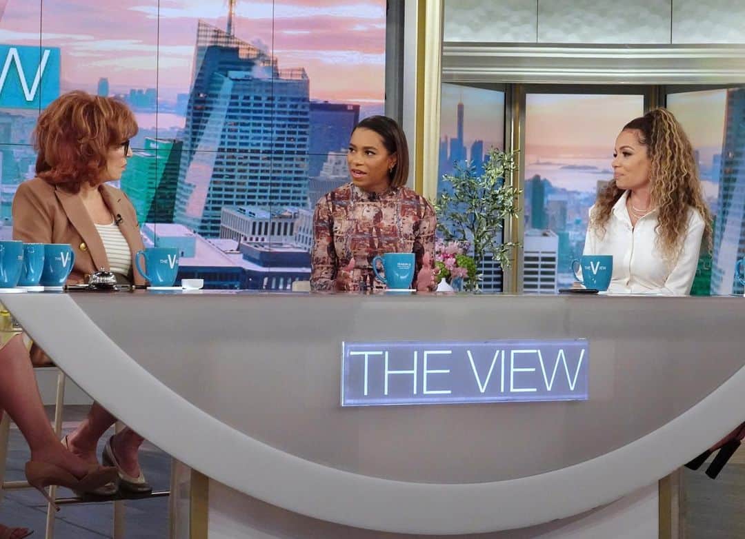 Kelly McCrearyさんのインスタグラム写真 - (Kelly McCrearyInstagram)「Huge thank you to @theviewabc for having me on to chat about Maggie Pierce and tonight’s Grey’s Anatomy season finale! I had the best time sitting at that iconic table chatting with legends. Hope I didn’t cry on you too much, Whoopi. 😭🙌🏾Link in bio for full segment.   Beautification team: 💄: @nickbarose 💇🏽‍♀️: @marjthestylist and @elizabeth.semande 👗: @andriamichellebush」5月18日 21時57分 - seekellymccreary