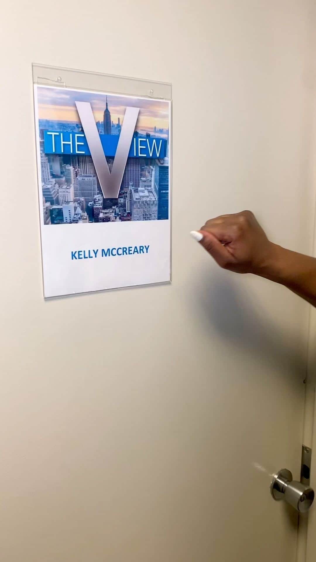 Kelly McCrearyのインスタグラム：「Ready for my entrance thanks to @nickbarose @marjthestylist @elizabeth.semande and @andriamichellebush 💋💋💋」