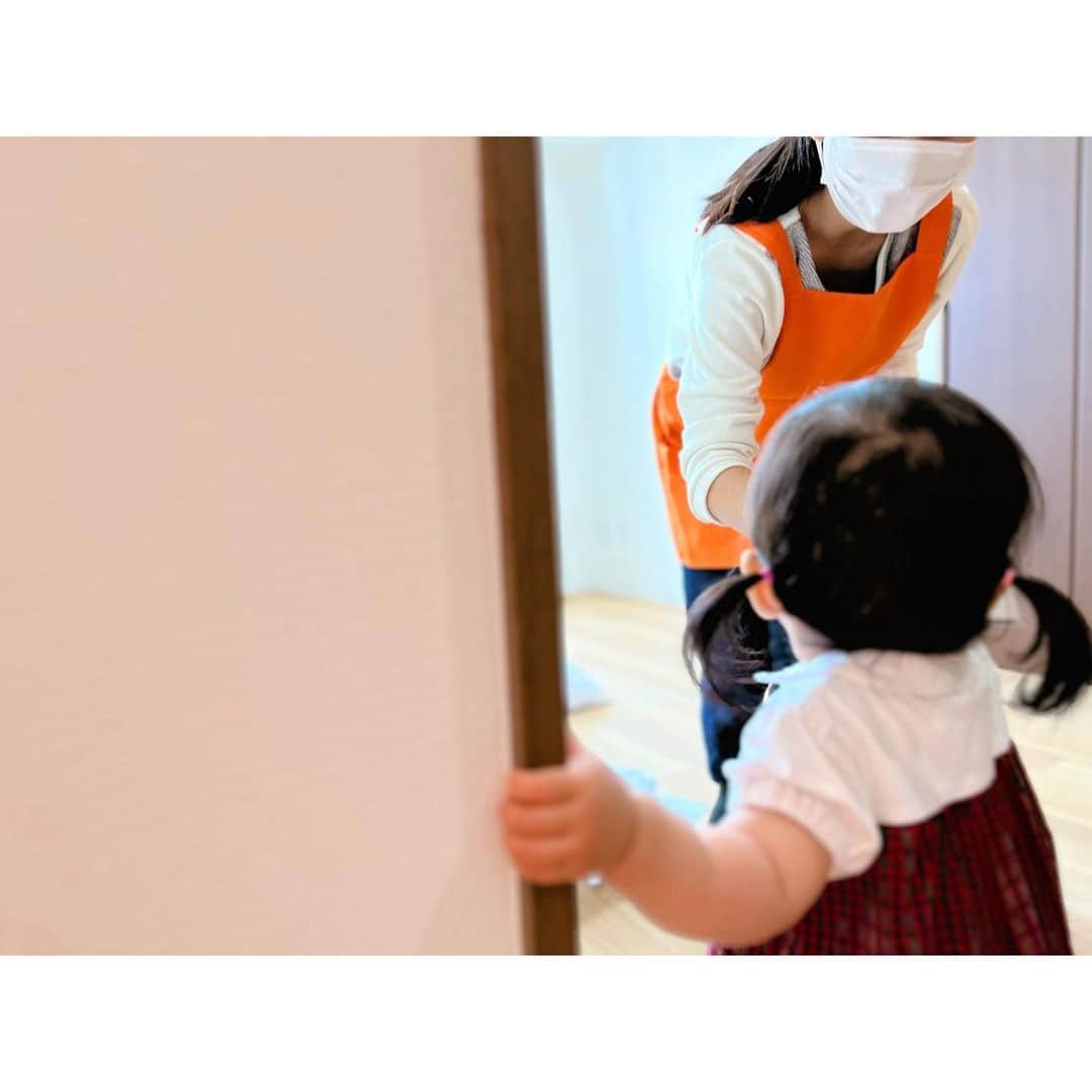 徳山沙季さんのインスタグラム写真 - (徳山沙季Instagram)「. ˖⋆ 𝓹𝓲𝓷𝓪𝔂_𝓱𝓸𝓾𝓼𝓮𝓴𝓮𝓮𝓹𝓲𝓷𝓰 ⋆˖ . 今週もピナイさんに来ていただきました☺︎ ずっとできていなかったオーブンレンジの清掃やソファの背面の清掃、アイロンなどをお願いしました♩ . 途中、興味津々な娘にもたくさん話しかけてくださいました！ 毎回3時間の中でリクエスト内容を変えています🫶 「家事代行プライムアウトレット」初回利用1,000円OFFクーポンも発行していただきました❇︎ 予約画面で「1607」を入力すれば割引になるそうです✴︎ . . @pinay_housekeeping  #ピナイ家政婦サービス #PR #フィリピン人家政婦 #ピナイ #家事代行 #家事代行サービス #家政婦 #お掃除代行 #ワーママ　#赤ちゃんのいる生活 #子どものいる暮らし」5月18日 21時59分 - saki.whitesnow