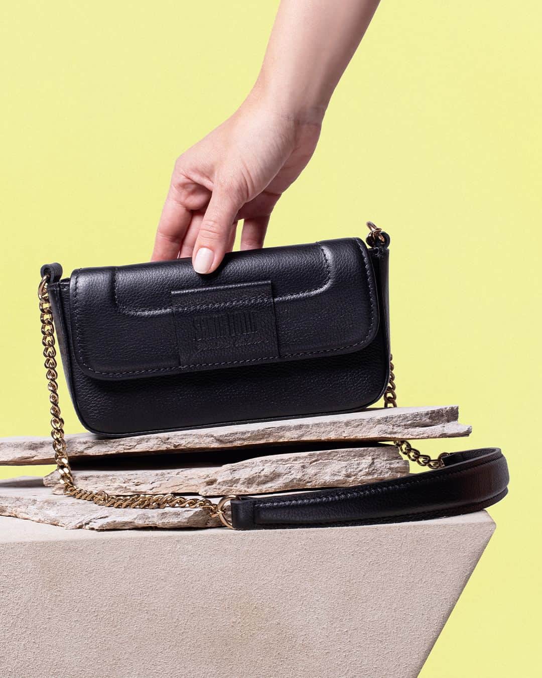 Santa Lollaのインスタグラム：「A bolsa transversal é aquele acessório que injeta instantaneamente um mix de praticidade e estilo nos looks do dia a dia. A alça correntaria traz o mood que a temporada pede: uma estética mais pesada mas que não deixa a elegância de lado. [ 0470.401D.0377.0001 | R$559,90 ] #santalolla #santalollainv23 #flapbag #SLhandbags」