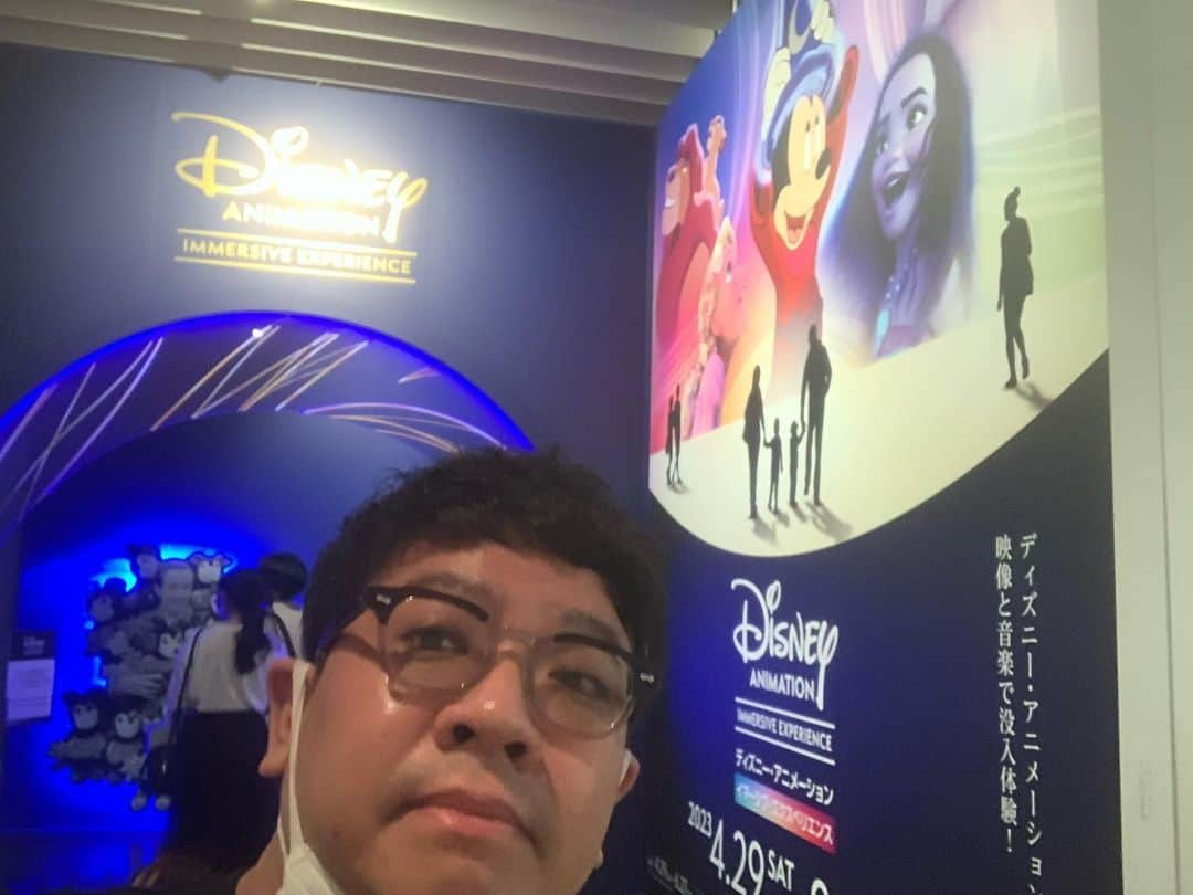 昴生さんのインスタグラム写真 - (昴生Instagram)「ディズニーアニメ！！ #ディズニーアニメーションイマーシブエクスペリエンス  #行ってきました！ #ディズニーの数々のアニメーションを #大画面の映像と音楽で体験できるところ！ #感動したー！ #ディズニーの世界に浸ったー！ #好きな作品と音楽が出てくるたびに #心踊る！ #フィルハーマジック好きな人は #これたまらんで！ #ディズニーアニメの素晴らしさ再確認！ #最近は息子もディズニー作品見まくってるから #めっちゃ笑いながら見てた！ #こんな小さい子どもまで魅了するディズニーの凄さ！ #そして僕みたいなおっさんまで虜にするディズニーの力！ #ミキ家はディズニーに支えられてます！ #今いっしょにカールじいさん見てます！ #ありがとうございます！」5月18日 22時01分 - mikikousei