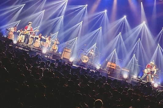 岡部磨知のインスタグラム：「時差投稿ですが、 Saucy Dog HALL TOUR 2023"in your life” 東京公演にて、国際フォーラム、ガーデンシアター、ストリングスで参加させて頂きました🎻✨ とってもエモーショナルなステージにご一緒できて幸せでした！ 後輩ストリングス女子sみんな可愛い😍  #SaucyDog  #inyourlife #violin  #live」