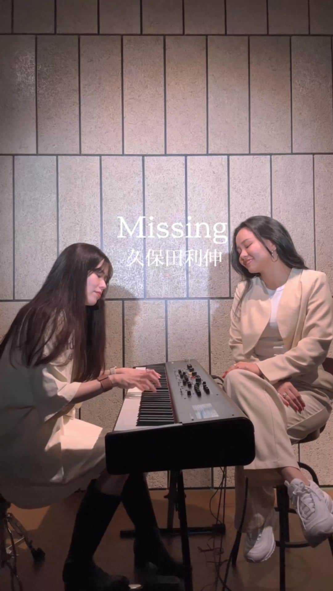 遥海のインスタグラム：「🚨New Cover🚨  Missing by 久保田利伸　さん  21歳のLIVEの時に歌ってたな😊 そんな思い出もあったり、今回はみさきからのリクエストでした！😂  次のNew cover動画もお楽しみに♡  #遥海 #岩村美咲 #遥海歌動画 #カバー #cover #Missing #久保田利伸」