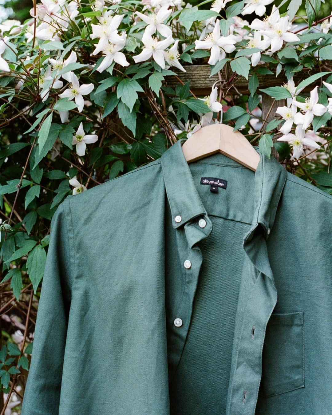 スティーブンアランのインスタグラム：「Spring staples. Our Single Needle Shirt in Bottle Green Canvas is the perfect lightweight outer layer.」