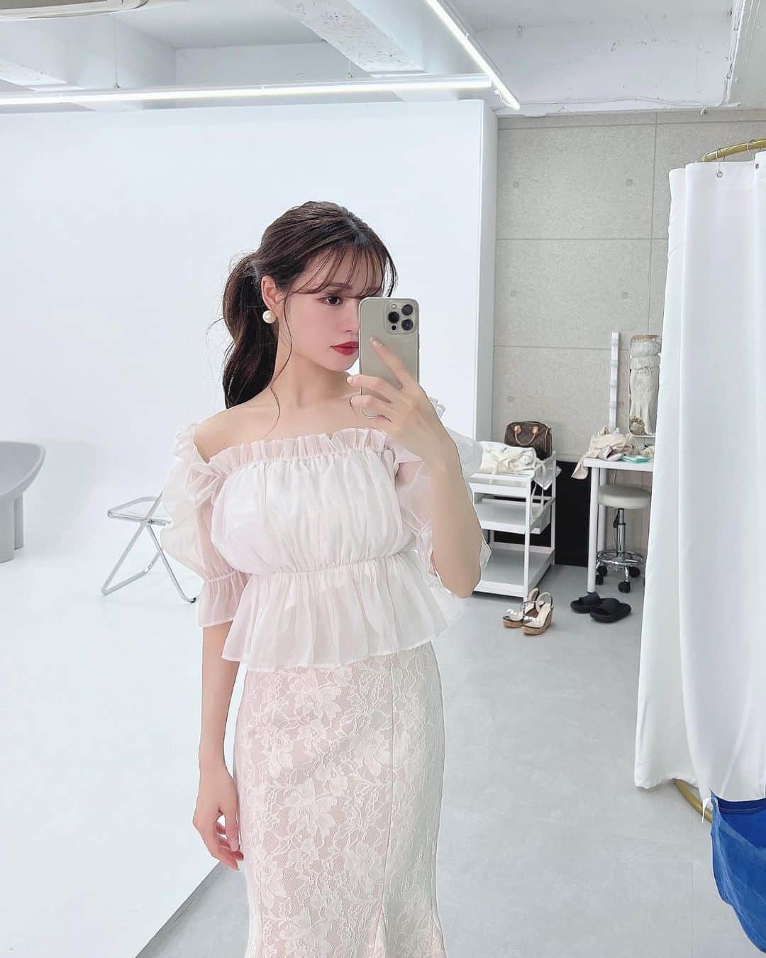 のインスタグラム：「撮影day🤍 今日はコラボサンダルの撮影でした👡 　 サンダルについてはまた詳しく告知させて頂きます🤍 既に予約発売は開始しているので 詳しくは @bridget_birkin をチェックしてみて下さい✨  　 このコーディネート可愛すぎる🥹 ブラウス @grl_official  スカート @michellmacaron_official  サンダル @bridget_birkin       #grl#grl購入品#grlコーデ#グレイル#グレイルコーデ#グレイル購入品#ミシェルマカロン#マカロンコーデ#michellmacaron#サンダル#サンダルコーデ#ブリジットバーキン」