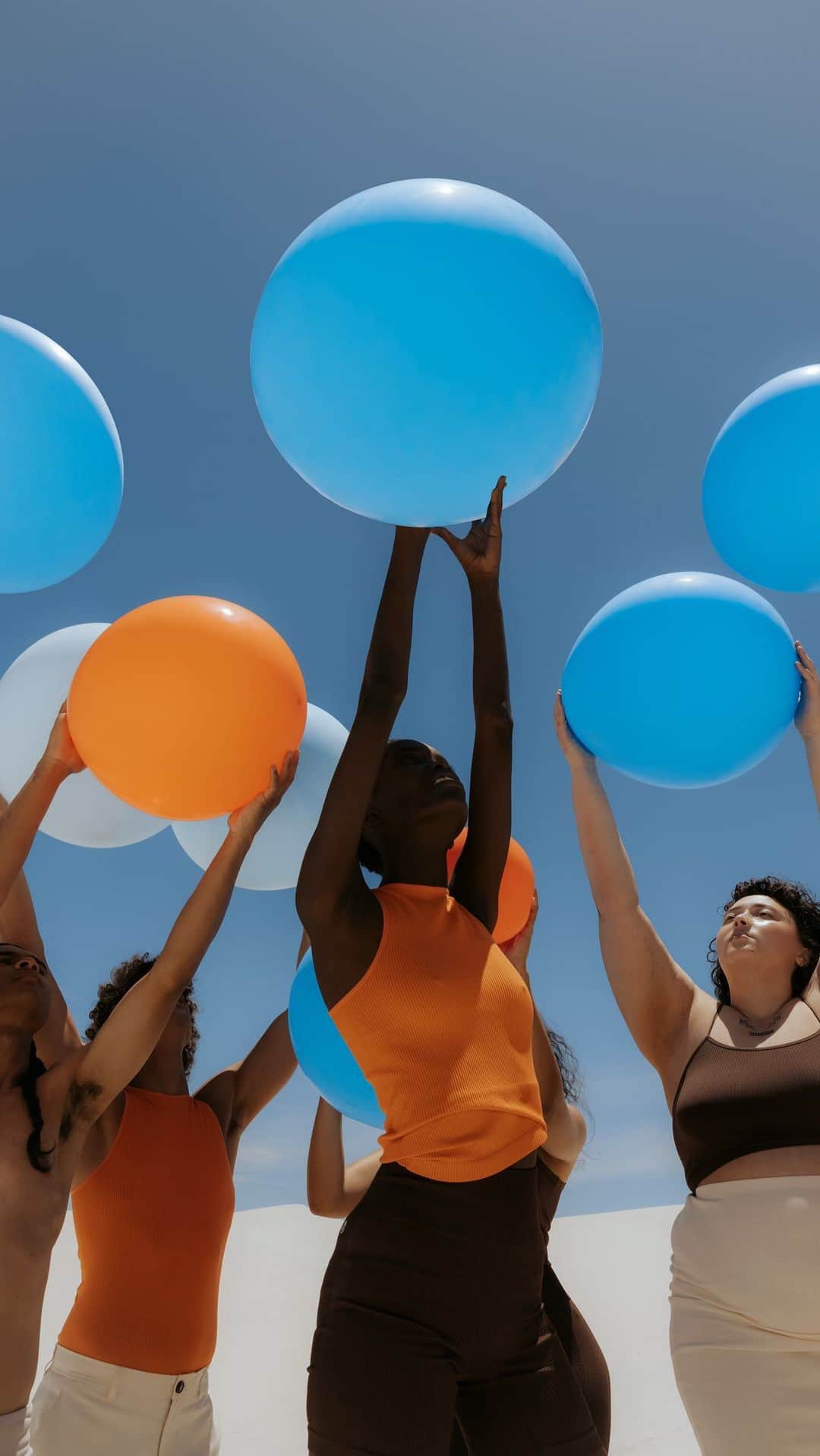 Kinfolk Magazineのインスタグラム：「🟠 Between Us 🔵 Check out this incredible video from behind the scenes of our Issue Forty-Seven cover shoot, a fashion editorial by @michaeloliverlove dedicated to the power of friendship.   (Director: @michaeloliverlove, D.O.P: @oscaroryan, Music: @john.marks_, Styling: @yes_dear_mandy, Hair: @ingahewett, Makeup: @chloehicks_makeup, Models: @margielacandy_,@heynotjude, @robyn.lombard, @princess_cherylie, @hloneeeymokele and Liam du Plessis, Production: @herocreativemanagement)」