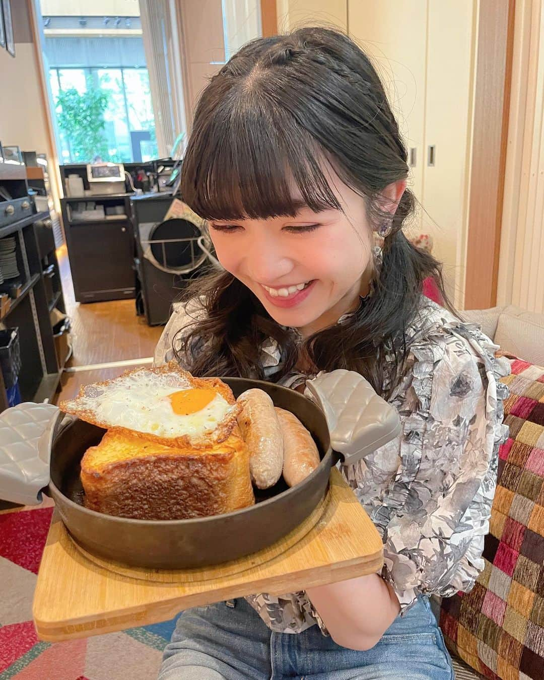 新井ひとみさんのインスタグラム写真 - (新井ひとみInstagram)「美味しそうすぎて、舌が出てますよ....ひとみさん😂  一緒にCafeに行ったのは〜〜〜 わーすたの"ななせちゃん"でした🫶  #東京わーすた流 が終わった後に女子トークでカフェ行きたいねぇーって話してて、、、べーさんがずっと気になってたカフェに🍰  またカフェの約束しちゃったり⁈  ななせちゃんが動画撮ってくれたの🥰💓🙌  #フレンチトースト　#フレンチトースト部 #丸の内ランチ #丸の内カフェ #飲めるフレンチトースト　#カフェ　#カフェ巡り #カフェ好きな人と繋がりたい #カフェ部 #カフェ活 #カフェスタグラム #カフェ記録  #スイーツ　　#맛집　#카페스타그램　#카페　#푸드스타그램　#お人形　#생일　#생일선물　#생일파티　#생일케이크　#도쿄여자류　 #좋아요환영　 #hitomi_カフェ」5月18日 22時12分 - hitomi_tokyogirlsstyle