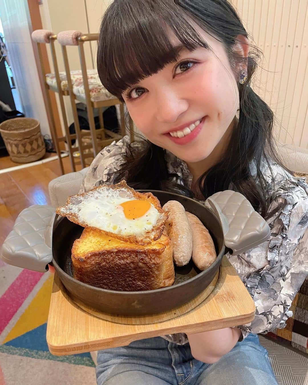 新井ひとみさんのインスタグラム写真 - (新井ひとみInstagram)「美味しそうすぎて、舌が出てますよ....ひとみさん😂  一緒にCafeに行ったのは〜〜〜 わーすたの"ななせちゃん"でした🫶  #東京わーすた流 が終わった後に女子トークでカフェ行きたいねぇーって話してて、、、べーさんがずっと気になってたカフェに🍰  またカフェの約束しちゃったり⁈  ななせちゃんが動画撮ってくれたの🥰💓🙌  #フレンチトースト　#フレンチトースト部 #丸の内ランチ #丸の内カフェ #飲めるフレンチトースト　#カフェ　#カフェ巡り #カフェ好きな人と繋がりたい #カフェ部 #カフェ活 #カフェスタグラム #カフェ記録  #スイーツ　　#맛집　#카페스타그램　#카페　#푸드스타그램　#お人形　#생일　#생일선물　#생일파티　#생일케이크　#도쿄여자류　 #좋아요환영　 #hitomi_カフェ」5月18日 22時12分 - hitomi_tokyogirlsstyle