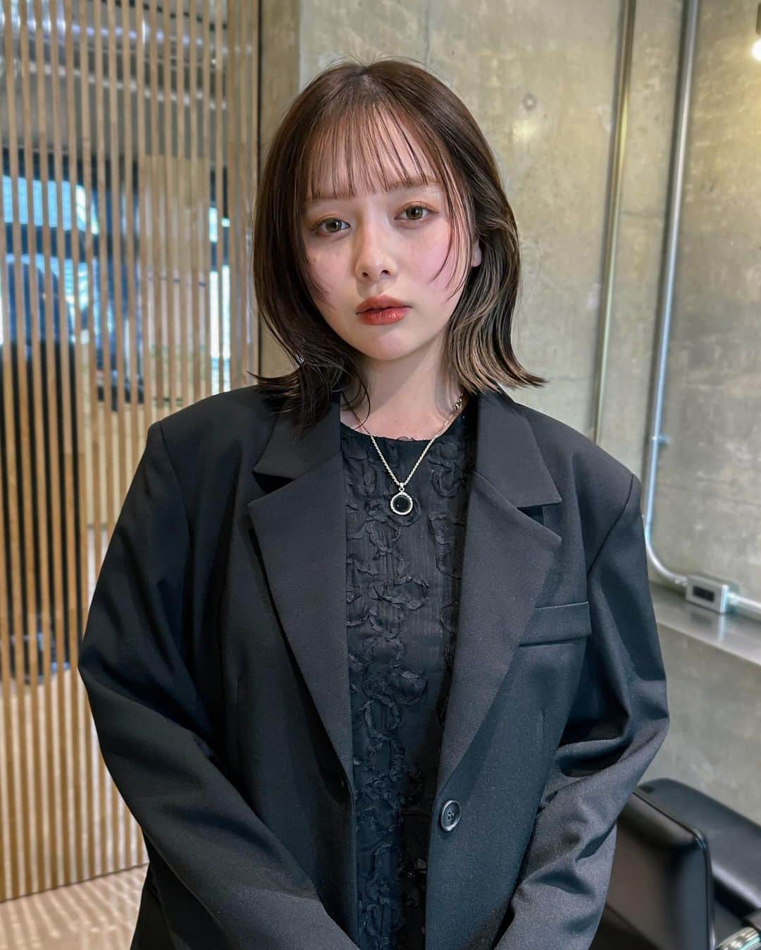 千葉 雄平のインスタグラム：「photo diary / 2023.5.18 　 満たされてるから 幸せなんじゃなくて 足りないところが 埋まるから 幸せを感じたりするんだよね 　 ____________________________________ 　 　 hairstyle / #ycインナーカラー #ycボブ 　 予約はプロフィールにて▶︎( @yuhei.chiba) 　  i+toe #イト #表参道 #美容室 #表参道インナーカラー #表参道顔ボブ #表参道ブリーチカラー #ブリーチカラー #インナーカラー #ボブ」