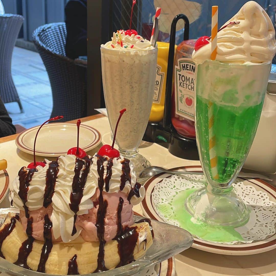 れなのインスタグラム：「. American diner🇺🇸🤍 ・ ・ #americandiner #アメリカンダイナー #バナナスプリット #メロンソーダ #原宿 #原宿カフェ #カフェ巡り #instagram #instafood #instalike #l4l #lll #followme」