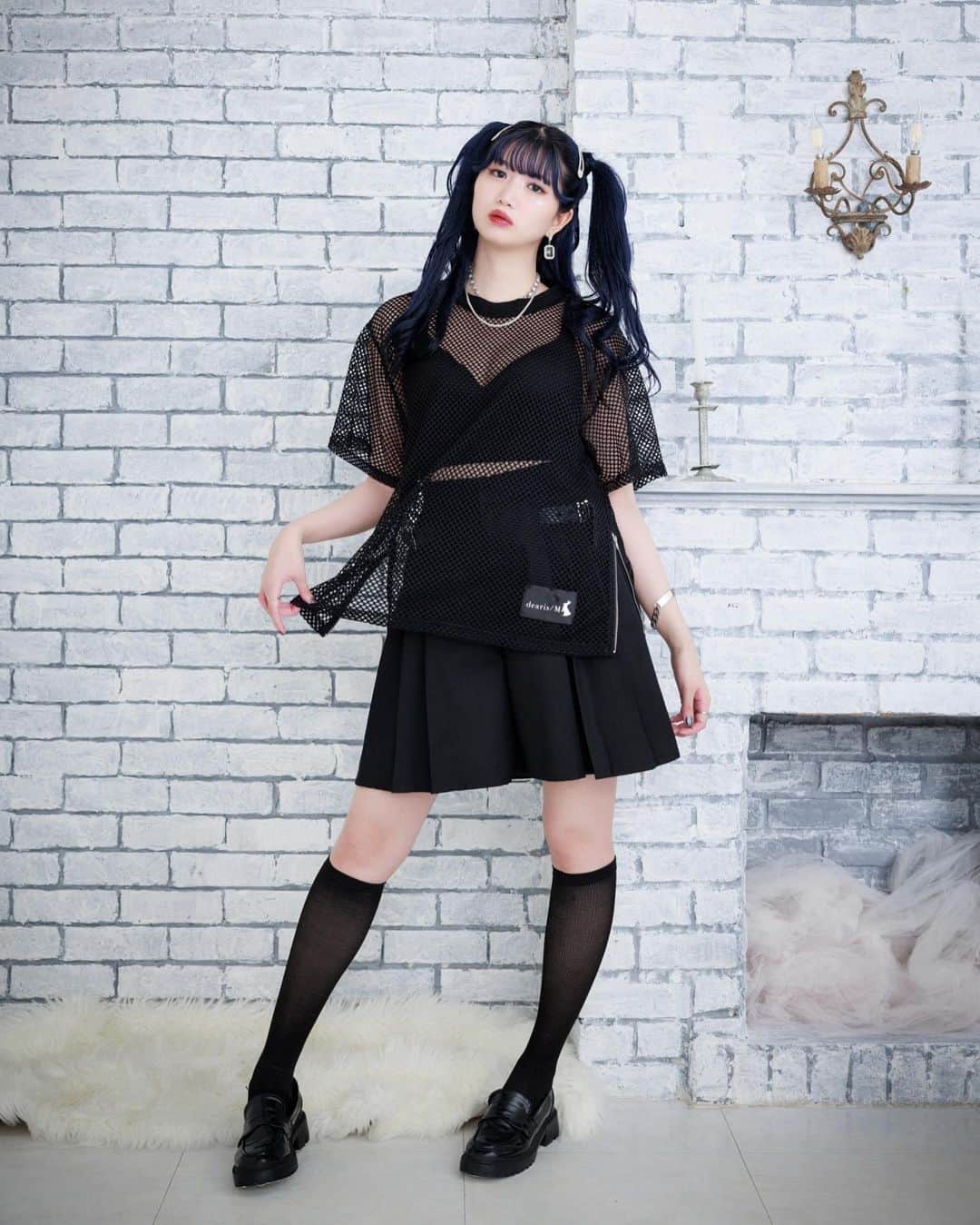 アリスムカイデのインスタグラム：「Leather-like belt half pants〈UNISEX〉  プリーツとベルトがほんのりスクール感も醸し出す、 どんなコーディネートにもひたすら合わせやすい一枚。 ハーフパンツでもカジュアルになりすぎないような生地を選び 男女共に履きやすく、スカートのようにも合わせられるよう ボリューミーなAラインを重視しました。  ーーー男女ともに着用しやすい丈感のハーフパンツがdearis/Mより登場。ウエスト後ろ部分はゴムになっており着脱しやすい仕様です。フロントにはレザー風ベルトのデザインがアクセントでsporty&modeな印象に仕上げました。  photo @daisukekiyota  hairmake @he_to_mean   @dearis.official #dearis #dearisM #ブラックコーデ #ootd  #邦ロック #夏フェスコーデ」