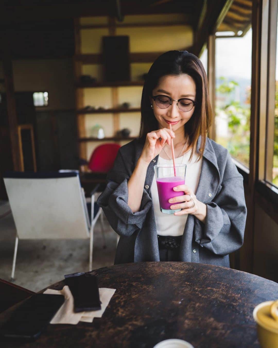 のインスタグラム：「・ 昔、夫から京都に素敵なご夫婦がやってるカフェがあるという話を聞いたことがあった。 行きたい！と言った時には、ご夫婦はバリに移住されていたのですがつい先日、琵琶湖にカフェをオープンされました☕️ 昔写真で見せてもらった通り、こだわりの物達でつくられているお店。 どこをとっても勉強になることばかり。 自分なりのこだわりを持ち続けながら過ごすことって改めていいなと◎ なんだか刺激された日でした。  とても素敵な空間でご夫婦がお迎えしてくれます🤲 @doji.biwa   #琵琶湖#カフェ#滋賀#dojicafe#leicaq2#東京京都生活」