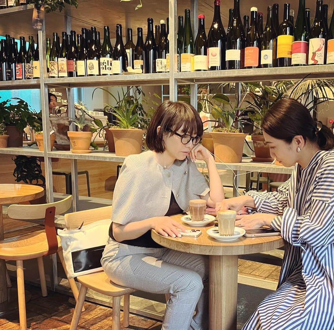 風間ゆみえのインスタグラム：「9am , zoom meeting with Chiekosan  気温30℃超えの予報  ホットチョコレートがおいしいカフェラウンジにて。 イヤフォン忘れてアイアイイヤフォン♡  #小豆島 #小豆島プロジェクト #オリーブ千年大樹 #オーリブの森  #yumie_k_style」