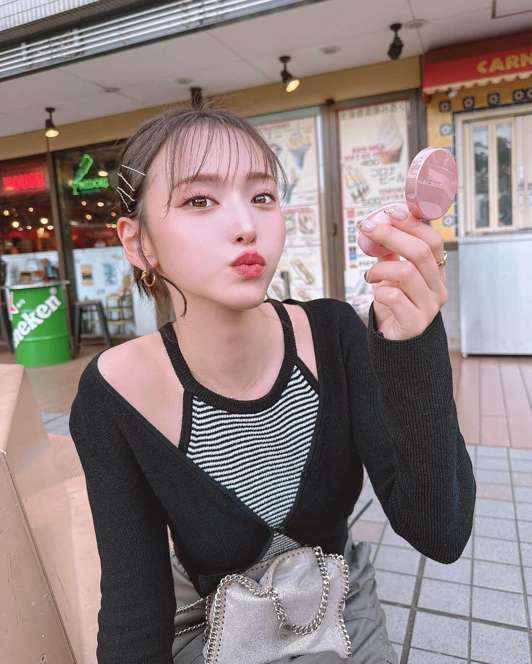 引地裕美さんのインスタグラム写真 - (引地裕美Instagram)「最近の持ち歩きコスメ🪄 リップとお粉とファンデは必須💊  最近使ってる @aprilskin_officialjapan のハイパーカバーフィットクッション🪞  カバー力が凄く高いから絶対崩れる鼻周りに使ってる🌸 よれた〜って思ってもちょっと重ねればめちゃくちゃ綺麗な肌に戻るの😳 頬には鼻周りに付けたファンデをスポンジで伸ばせば薄付きでしっかりカバーしてくれるよ◎  ミニサイズは持ち歩きに便利で小さいカバンにも絶対入るから最高👜♡  #ハイパークッション #クッションファンデ #ピンククッション #韓国コスメ  #aprilskin #エイプリルスキン #ヘアアレンジ #hairarrange #UMine #japan #옷스타그램 #데일리룩 #코디스타그램 #每日穿搭 #일본 #얼스타그램 #照片 #粉我 #japanesegirl」5月18日 22時10分 - yuumihikichi