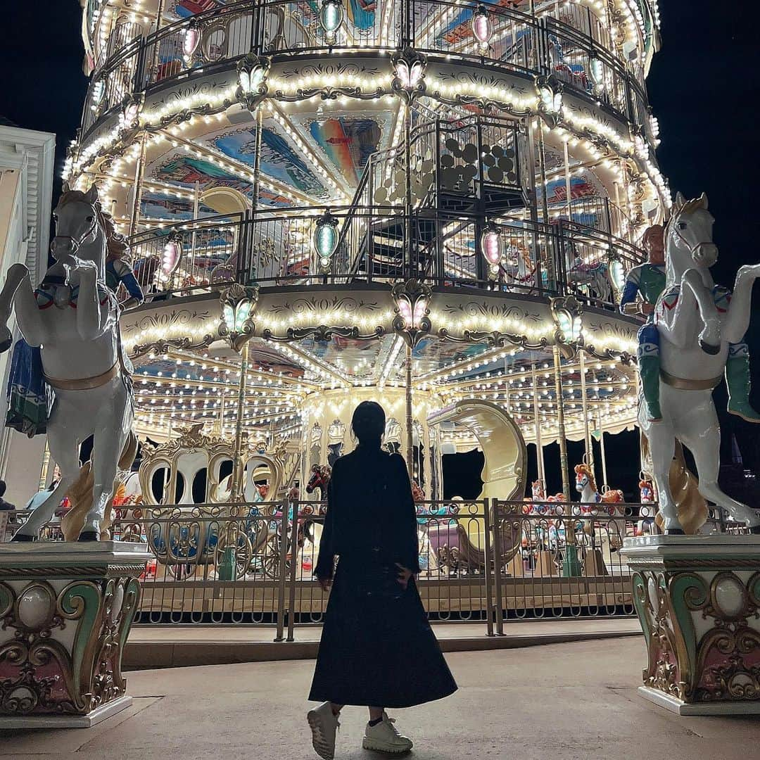 山木彩乃のインスタグラム：「🎠🏰」