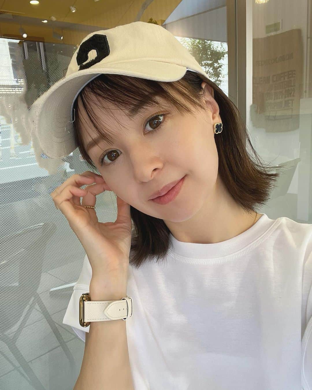 乙黒えりのインスタグラム：「Apple Watchのベルトを初夏らしく白にした🤍⌚️  そう言えば！髪を切ったんです❣️ 毎日時間に追われすぎてて忘れてた。 @sekita___koji さんのところでカラーに行って、ついでにカットも☺️切りっぱなしボブ〜 #ヘア#切りっぱなしボブ#ボブ  #cap#applewatchbands  @shein_japan  #11420564 #14481802#プチプラベルト」