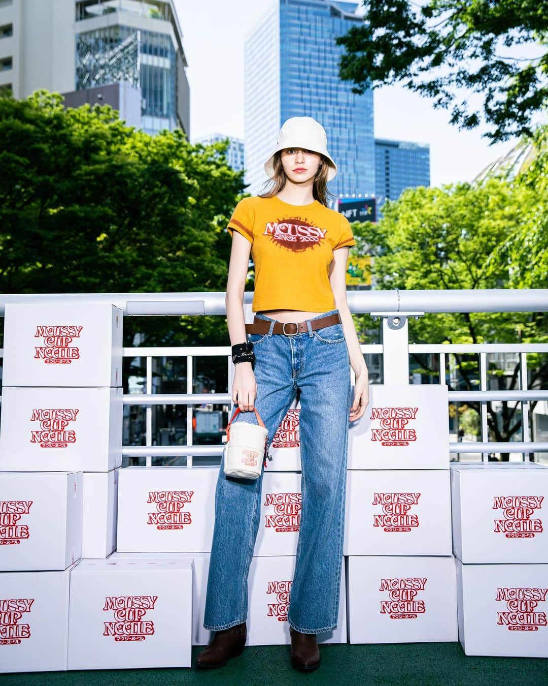 マウジーさんのインスタグラム写真 - (マウジーInstagram)「MOUSSY | CUP NOODLE  2023.5.18 thu RELEASE  日本のみならず、世界で愛されているカップヌードル。 海外のスーベニアショップからインスピレーションを受け、カップヌードルのフォントやパッケージをMOUSSYらしいデザインに落とし込んだアイテムがラインナップ。  ・TASTY DYE TEE(010GS701-0570) ・LUNCH BAG(010GS701-0610) ・SOUVENIR STORE KEYCHAIN(010GS701-0630)  MOUSSYらしいストリートムードとカップヌードルの普遍的なかっこよさが加わったスペシャルなコラボレーションをぜひお楽しみください。  <NOVELTY> また、5月18日(木)よりMOUSSY | CUP NOODLEの商品発売を記念して、 全国のMOUSSY店舗／SHEL'TTER WEBSTOREにてスペシャルノベルティをお配りいたします。 MOUSSYの商品をお買い上げいただいたお客様に先着で、 MOUSSYらしいオリジナルのデニム風プリントに、スタッズやメタルパーツを打ったような風合いのシルバープリントを施した「カップヌードル ミニ」をプレゼント。 ※中身は通常のカップヌードミニです。 ※ノベルティは無くなり次第終了となります。予めご了承くださいませ。  #MOUSSY #NISSIN #cupnoodle #MOUSSYCUPNOODLE #マウジーヌードル  #cupnoodles #日清 #日清食品 #カップヌードル」5月18日 22時16分 - moussyofficial