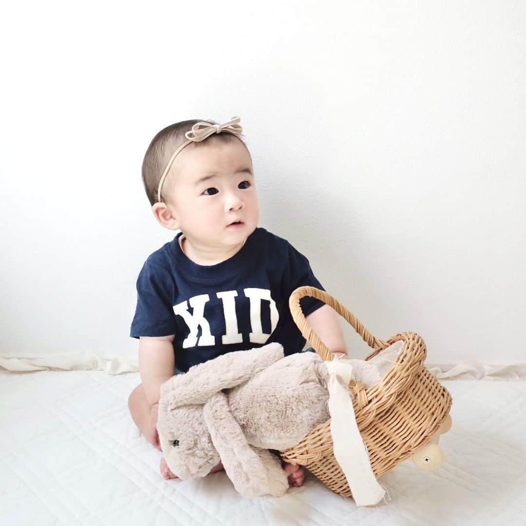 筒井萌子のインスタグラム：「*  　@gap_jp のTシャツ❀´- 　家族でお揃いに出来て可愛い𖦊  　┈┈┈┈┈┈┈ ❁ ❁ ❁ ┈┈┈┈┈┈┈┈  　#サイベックス #サイベックスメリオ #baby 　#プレママ #出産準備 #生後3ヶ月 #両親学級　 　#プレママ教室 #baby #令和4年ベビー　 　#第一子 #秋生まれベビー #9月生まれ 　#育児日記 #子育て日記 #令和4年ベビー　 　#出産準備 #出産祝い #親子モデル #赤ちゃんモデル 　#ニューボーンフォト #newbornphotography  　#お食い初め #生後100日 #女の子ベビー 　#離乳食 #離乳食準備 #離乳食準備グッズ 　#gap #親子コーデ #赤ちゃんコーデ」