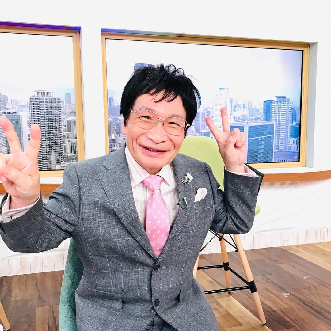 尾木直樹さんのインスタグラム写真 - (尾木直樹Instagram)「今日は「newsおかえり」スタジオで子どもと教育の大切な工夫お話し出来たよ＾＾楽しかったです♪♪学級担任制をやめて「学年チーム担任制」で3人の目で子どもたちを見たり教科担当にして長時間労働を削減したり、、伝統を破る勇気に大賛成 - #朝日放送#newsおかえり #楽しいから大好き#尾木ママ#スタジオにて#木曜日」5月18日 22時18分 - oginaoki_ogimama