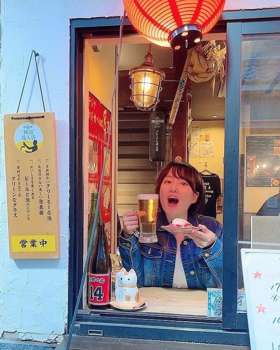 蒼井まやさんのインスタグラム写真 - (蒼井まやInstagram)「. 駅チカで新鮮なお肉を堪能！ アットホームな雰囲気でくつろぎながら強炭酸サワー🍋  🔴イチジク ✔️日吉駅 徒歩1分  アットホームな雰囲気でくつろげるお肉の居酒屋さん🏮 窓際のカウンター席に案内してもらいました！ 窓が開いていて外の空気吸いながら 半分外みたいな気分で気持ち良い〜☺️  まずは安定のビールでかんぱーい🍻✨ プレミアムモルツ香るエール♡ エールビールらぶ♡ 湿気が多くて暑い日だったので最高🥰  4種のチーズを使ったマッシュポテトを食べながら まずは飲みすすめます🍺 まろやかで、ごろごろ入ったジャガイモが美味しい😋  人気メニューのA5和牛リブロース炙りカルパッチョは まず、調理する前の大判リブロースがどーんと登場‼️ このお肉がカルパッチョになりますって✨  そして登場したカルパッチョはキラキラ宝石みたいで 温玉をとろーりして食べました🥹🧡 胡椒がきいていてお酒にすごく合って… うわーん本当に美味しい！！！  ビール2杯飲んだ後はレモンサワー🍋 イチジクさんは強炭酸が自慢とのことで やっぱりサワーといえばレモンサワーっしょ🤘  レモンが半分まるっと入っていて炭酸シュワシュワ こんなんなんぼでも飲めますね😎  そして数量限定の和牛100%粗挽きハンバーグ🐃 つなぎ無しの肉肉しいジューシー系のやーつ💓 ランチでがっつりたべたぁ〜い！と思ったけど 茎わさびが付いていたりして良い感じにつまみになる😋  レモンサワーを着々とおかわりしていると 店主さん…我々が酒飲みだと気付いたのか 「メガの方がお得ですけどどうしますかー？！」  わあ！メガ！メガあったのか！ 見逃すだなんて不覚！  お店さんもメガでおかわり少ない方が楽だよね〜と 元スーパーバイトリーダー思考もはたらき← ありがたくメガをいただきました🍋✨ はぁ心置きなくゴクゴク飲めて幸せすぎる🥰  まだまだ飲みたかったので名物だという パリパリ揚げ皮せんべい🐣 スパイシーで揚げたてパリパリで こんなんなんぼでも酒進んでまう🥹  アットホームな雰囲気で 店員さんもお客様も仲が良くて とっても居心地がよくて… ずーっと飲んでたかったなぁ〜 地元にあったら最高！って感じのお店。  と、酒クズスイッチ入ってたけど終電のため撤退。 ハマスタ帰りにまた寄ると誓った👍✨  PR @ichijiku20170430 #肉専門トラットリアichijiku #ichijiku #肉料理 #横浜グルメ #横浜ディナー #横浜イタリアン #日吉グルメ #日吉ディナー #横浜居酒屋 #横浜居酒屋巡り #強炭酸 #強炭酸ハイボール #強炭酸ハイボールが飲めるお店 #肉食女子 #肉食系女子 #肉食べたい #肉活 #肉テロ #飯テロ部 #飯テログラム #肉スタグラム #肉好きな人と繋がりたい #グルメ好きな人と繋がりたい #居酒屋好きな人と繋がりたい #酒クズ #酒飲み #酒飲み女子  #お酒好き女子 #お酒好きな人と繋がりたい #お酒大好き」5月18日 22時18分 - mayayan_dayo