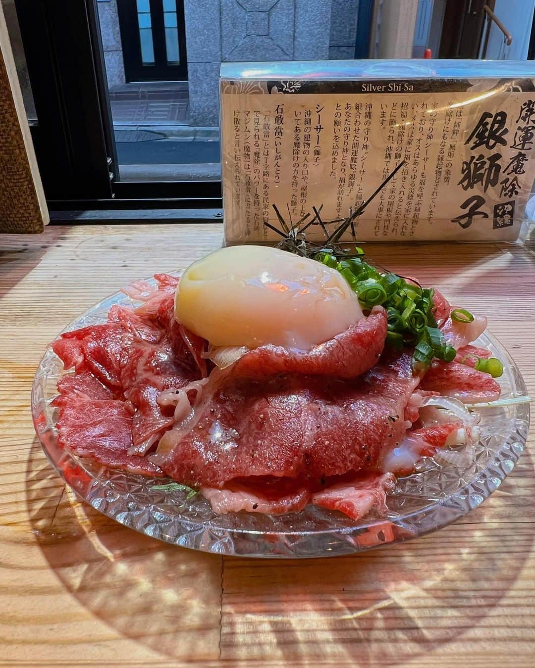 蒼井まやさんのインスタグラム写真 - (蒼井まやInstagram)「. 駅チカで新鮮なお肉を堪能！ アットホームな雰囲気でくつろぎながら強炭酸サワー🍋  🔴イチジク ✔️日吉駅 徒歩1分  アットホームな雰囲気でくつろげるお肉の居酒屋さん🏮 窓際のカウンター席に案内してもらいました！ 窓が開いていて外の空気吸いながら 半分外みたいな気分で気持ち良い〜☺️  まずは安定のビールでかんぱーい🍻✨ プレミアムモルツ香るエール♡ エールビールらぶ♡ 湿気が多くて暑い日だったので最高🥰  4種のチーズを使ったマッシュポテトを食べながら まずは飲みすすめます🍺 まろやかで、ごろごろ入ったジャガイモが美味しい😋  人気メニューのA5和牛リブロース炙りカルパッチョは まず、調理する前の大判リブロースがどーんと登場‼️ このお肉がカルパッチョになりますって✨  そして登場したカルパッチョはキラキラ宝石みたいで 温玉をとろーりして食べました🥹🧡 胡椒がきいていてお酒にすごく合って… うわーん本当に美味しい！！！  ビール2杯飲んだ後はレモンサワー🍋 イチジクさんは強炭酸が自慢とのことで やっぱりサワーといえばレモンサワーっしょ🤘  レモンが半分まるっと入っていて炭酸シュワシュワ こんなんなんぼでも飲めますね😎  そして数量限定の和牛100%粗挽きハンバーグ🐃 つなぎ無しの肉肉しいジューシー系のやーつ💓 ランチでがっつりたべたぁ〜い！と思ったけど 茎わさびが付いていたりして良い感じにつまみになる😋  レモンサワーを着々とおかわりしていると 店主さん…我々が酒飲みだと気付いたのか 「メガの方がお得ですけどどうしますかー？！」  わあ！メガ！メガあったのか！ 見逃すだなんて不覚！  お店さんもメガでおかわり少ない方が楽だよね〜と 元スーパーバイトリーダー思考もはたらき← ありがたくメガをいただきました🍋✨ はぁ心置きなくゴクゴク飲めて幸せすぎる🥰  まだまだ飲みたかったので名物だという パリパリ揚げ皮せんべい🐣 スパイシーで揚げたてパリパリで こんなんなんぼでも酒進んでまう🥹  アットホームな雰囲気で 店員さんもお客様も仲が良くて とっても居心地がよくて… ずーっと飲んでたかったなぁ〜 地元にあったら最高！って感じのお店。  と、酒クズスイッチ入ってたけど終電のため撤退。 ハマスタ帰りにまた寄ると誓った👍✨  PR @ichijiku20170430 #肉専門トラットリアichijiku #ichijiku #肉料理 #横浜グルメ #横浜ディナー #横浜イタリアン #日吉グルメ #日吉ディナー #横浜居酒屋 #横浜居酒屋巡り #強炭酸 #強炭酸ハイボール #強炭酸ハイボールが飲めるお店 #肉食女子 #肉食系女子 #肉食べたい #肉活 #肉テロ #飯テロ部 #飯テログラム #肉スタグラム #肉好きな人と繋がりたい #グルメ好きな人と繋がりたい #居酒屋好きな人と繋がりたい #酒クズ #酒飲み #酒飲み女子  #お酒好き女子 #お酒好きな人と繋がりたい #お酒大好き」5月18日 22時18分 - mayayan_dayo