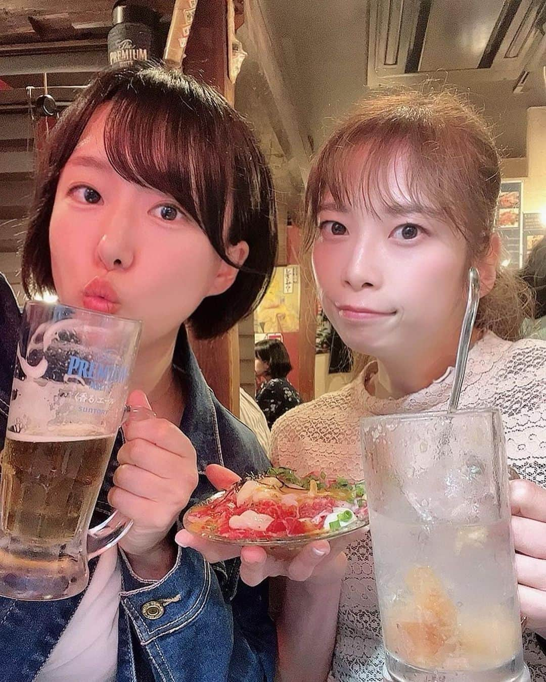 蒼井まやさんのインスタグラム写真 - (蒼井まやInstagram)「. 駅チカで新鮮なお肉を堪能！ アットホームな雰囲気でくつろぎながら強炭酸サワー🍋  🔴イチジク ✔️日吉駅 徒歩1分  アットホームな雰囲気でくつろげるお肉の居酒屋さん🏮 窓際のカウンター席に案内してもらいました！ 窓が開いていて外の空気吸いながら 半分外みたいな気分で気持ち良い〜☺️  まずは安定のビールでかんぱーい🍻✨ プレミアムモルツ香るエール♡ エールビールらぶ♡ 湿気が多くて暑い日だったので最高🥰  4種のチーズを使ったマッシュポテトを食べながら まずは飲みすすめます🍺 まろやかで、ごろごろ入ったジャガイモが美味しい😋  人気メニューのA5和牛リブロース炙りカルパッチョは まず、調理する前の大判リブロースがどーんと登場‼️ このお肉がカルパッチョになりますって✨  そして登場したカルパッチョはキラキラ宝石みたいで 温玉をとろーりして食べました🥹🧡 胡椒がきいていてお酒にすごく合って… うわーん本当に美味しい！！！  ビール2杯飲んだ後はレモンサワー🍋 イチジクさんは強炭酸が自慢とのことで やっぱりサワーといえばレモンサワーっしょ🤘  レモンが半分まるっと入っていて炭酸シュワシュワ こんなんなんぼでも飲めますね😎  そして数量限定の和牛100%粗挽きハンバーグ🐃 つなぎ無しの肉肉しいジューシー系のやーつ💓 ランチでがっつりたべたぁ〜い！と思ったけど 茎わさびが付いていたりして良い感じにつまみになる😋  レモンサワーを着々とおかわりしていると 店主さん…我々が酒飲みだと気付いたのか 「メガの方がお得ですけどどうしますかー？！」  わあ！メガ！メガあったのか！ 見逃すだなんて不覚！  お店さんもメガでおかわり少ない方が楽だよね〜と 元スーパーバイトリーダー思考もはたらき← ありがたくメガをいただきました🍋✨ はぁ心置きなくゴクゴク飲めて幸せすぎる🥰  まだまだ飲みたかったので名物だという パリパリ揚げ皮せんべい🐣 スパイシーで揚げたてパリパリで こんなんなんぼでも酒進んでまう🥹  アットホームな雰囲気で 店員さんもお客様も仲が良くて とっても居心地がよくて… ずーっと飲んでたかったなぁ〜 地元にあったら最高！って感じのお店。  と、酒クズスイッチ入ってたけど終電のため撤退。 ハマスタ帰りにまた寄ると誓った👍✨  PR @ichijiku20170430 #肉専門トラットリアichijiku #ichijiku #肉料理 #横浜グルメ #横浜ディナー #横浜イタリアン #日吉グルメ #日吉ディナー #横浜居酒屋 #横浜居酒屋巡り #強炭酸 #強炭酸ハイボール #強炭酸ハイボールが飲めるお店 #肉食女子 #肉食系女子 #肉食べたい #肉活 #肉テロ #飯テロ部 #飯テログラム #肉スタグラム #肉好きな人と繋がりたい #グルメ好きな人と繋がりたい #居酒屋好きな人と繋がりたい #酒クズ #酒飲み #酒飲み女子  #お酒好き女子 #お酒好きな人と繋がりたい #お酒大好き」5月18日 22時18分 - mayayan_dayo