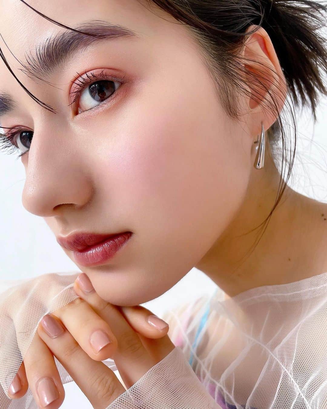 谷口翠彩のインスタグラム：「𝐒𝐮𝐦𝐦𝐞𝐫 𝟐𝟎𝟐𝟑 𝐂𝐨𝐥𝐥𝐞𝐜𝐭𝐢𝐨𝐧 “𝐒𝐔𝐍 𝐃𝐑𝐄𝐀𝐌𝐈𝐍𝐆” @addictionbeauty_official   太陽の光が見せてくれる美しさは計り知れないもの。 きっと世界中の誰もが魅了されている。  時間ごとに移り変わる光に照らされて、 焼けた肌と髪にはさまざまな表情が映し出されていく。  今こそ、静寂さと陽気な雰囲気がミックスされた 夏の太陽のようなハーモニーをまとって。  eye： @addictionbeauty_official  ザ アイシャドウパレット  102 sun Dreaming  eyebrow： @addictionbeauty_official  ⚫︎プレスド デュオ アイブロウ 006 Berry Duo ⚫︎アイブロウマスカラ　カラーニュアンス 005 Fuchsia Lilac  cheek ⚫︎ @addictionbeauty_official  ニュアンサー 005N Aurora Veil ⚫︎ @rmkofficial  ピュア コンプレクション ブラッシュ03 ラベンダーレース  eyeline： @rmkofficial アイディファイニングペンシル02  mascara： @uneven_jp  ニュアンスマスカラ　 ディグニファイドネイビー  lip： @addictionbeauty_official  ザ リップスティック シアー Ｌ102 Silent Hour  . . . .  #みどめいく#みどへあめいく #addiction#addictionbeauty#アディクション#アディクションアイシャドウ#rmk#2023新作コスメ#新作コスメ2023」