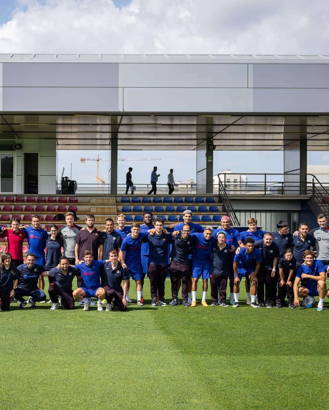 マルコス・アロンソ・メンドーサさんのインスタグラム写真 - (マルコス・アロンソ・メンドーサInstagram)「Visita muy especial hoy de los cracks del @fcbgenuine   Un placer poder compartir un rato con vosotros! 🔴🔵  #marcosalonso」5月18日 22時23分 - marcosalonso28